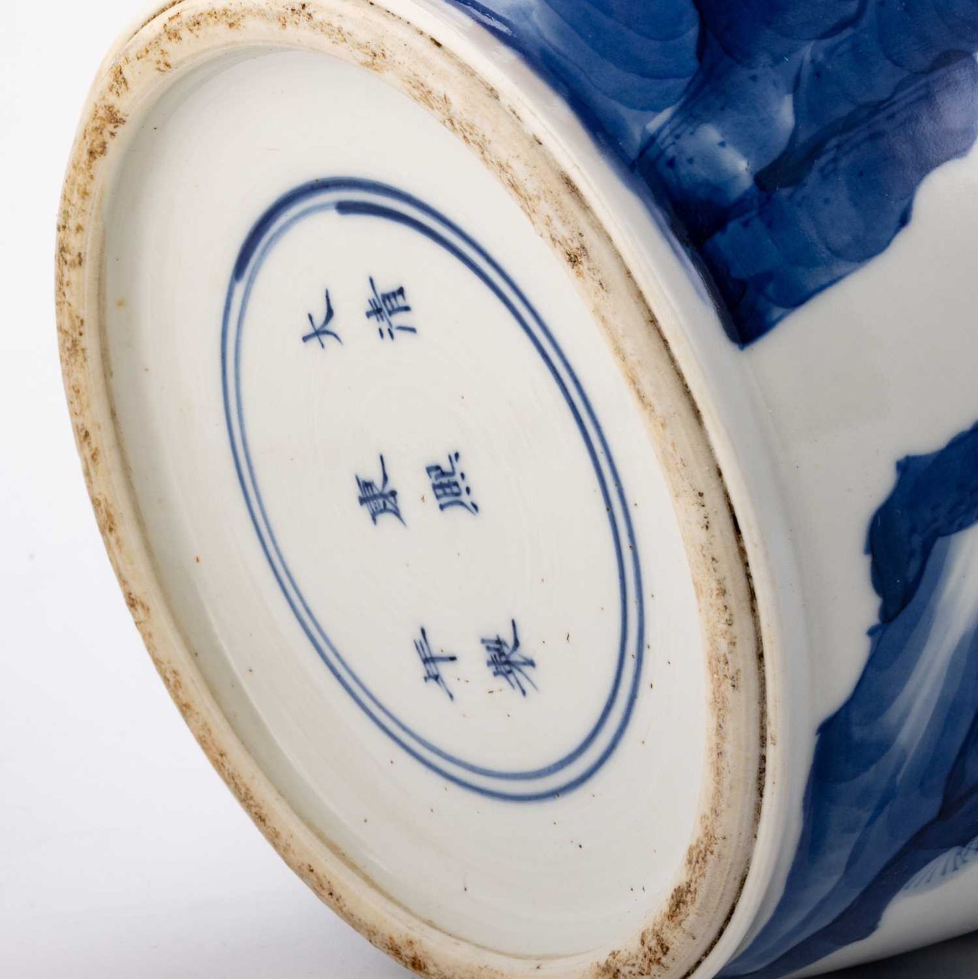 A LARGE CHINESE BLUE AND WHITE ROULEAU VASE - Image 3 of 6