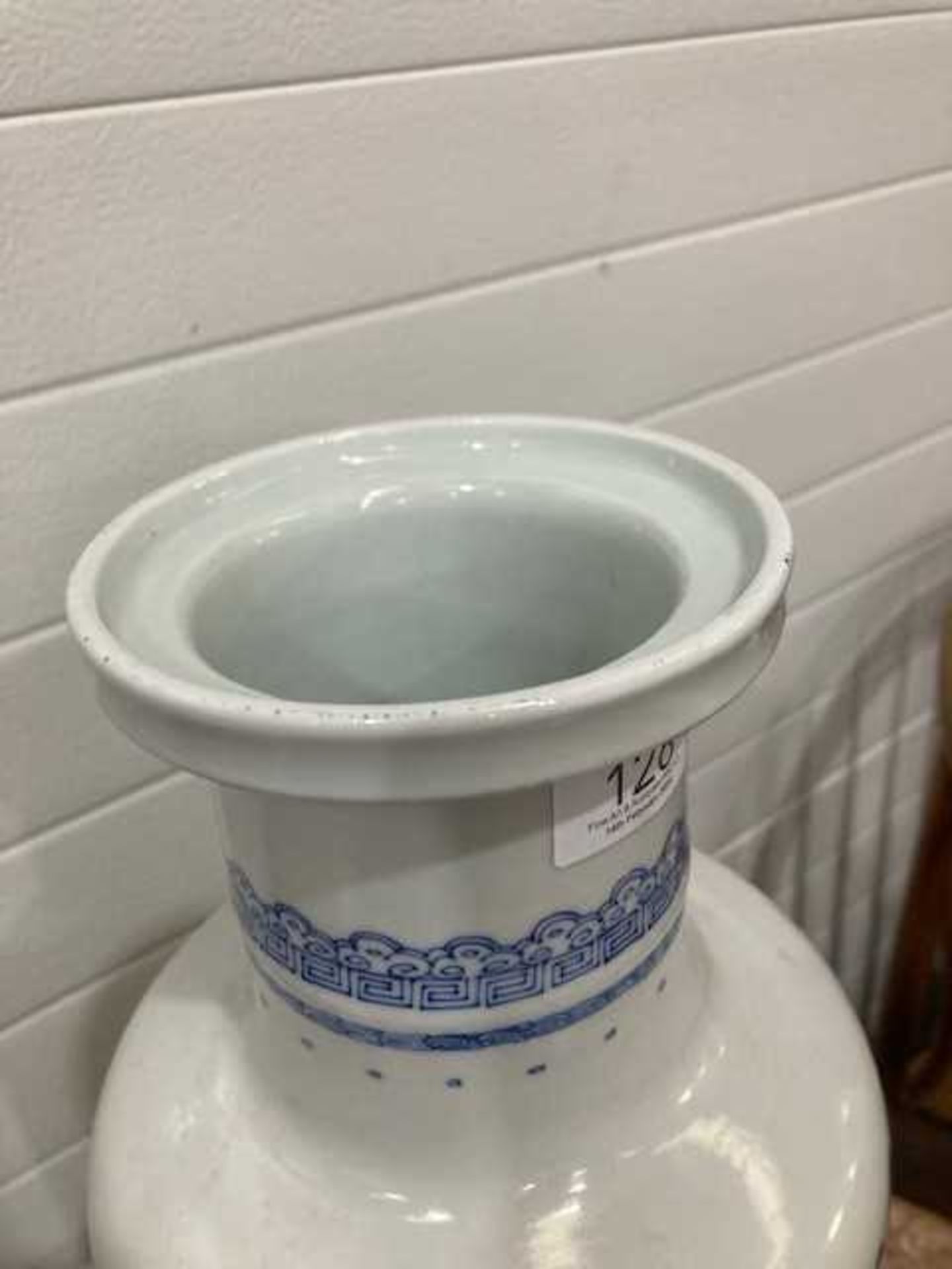 A LARGE CHINESE BLUE AND WHITE ROULEAU VASE - Image 4 of 6