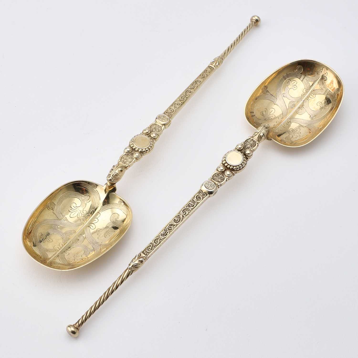 A SET OF FOUR VICTORIAN SILVER-GILT ANOINTING SPOONS - Image 2 of 3