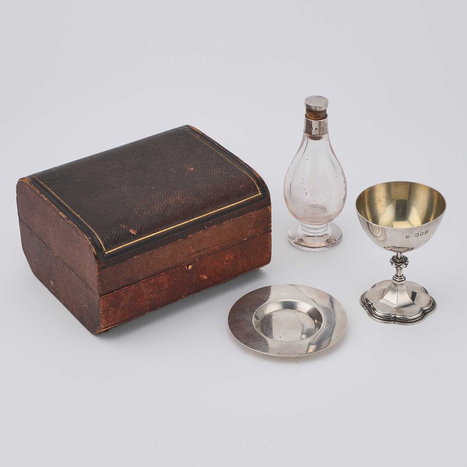 A SILVER TRAVELLING COMMUNION SET - Image 3 of 4