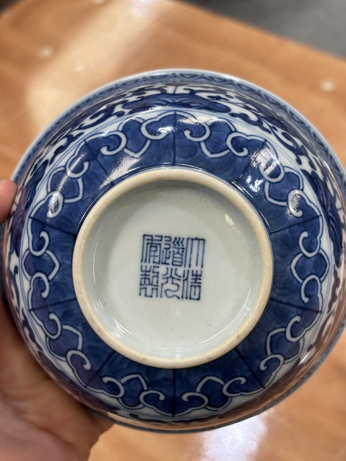 A CHINESE BLUE AND WHITE BOWL - Image 3 of 7