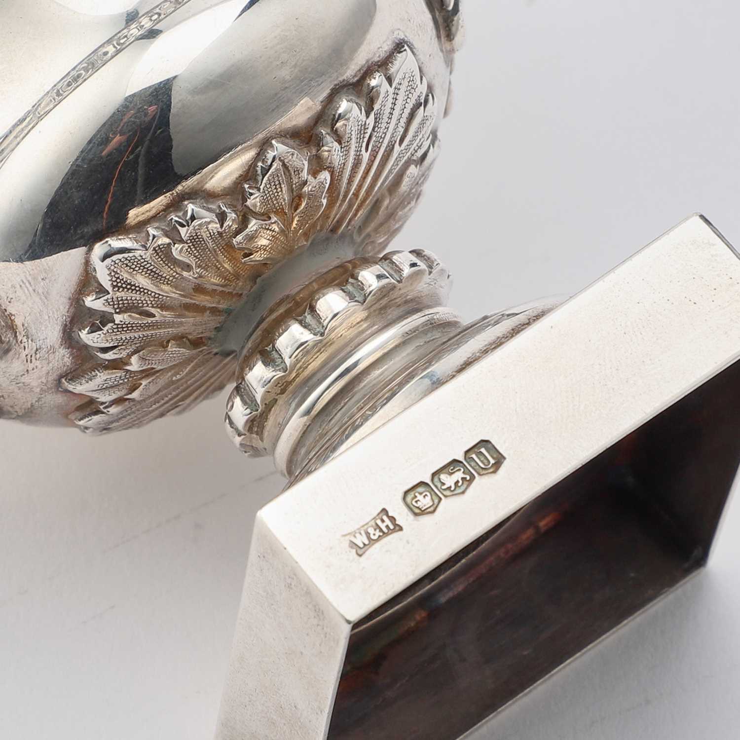 A SMALL GEORGE VI SILVER WARWICK VASE TROPHY CUP - Image 2 of 2