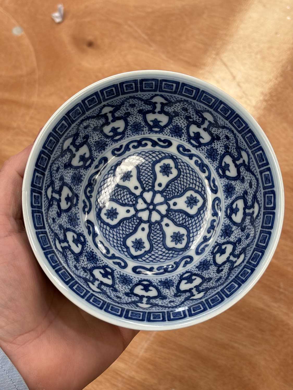 A CHINESE BLUE AND WHITE BOWL - Image 5 of 7