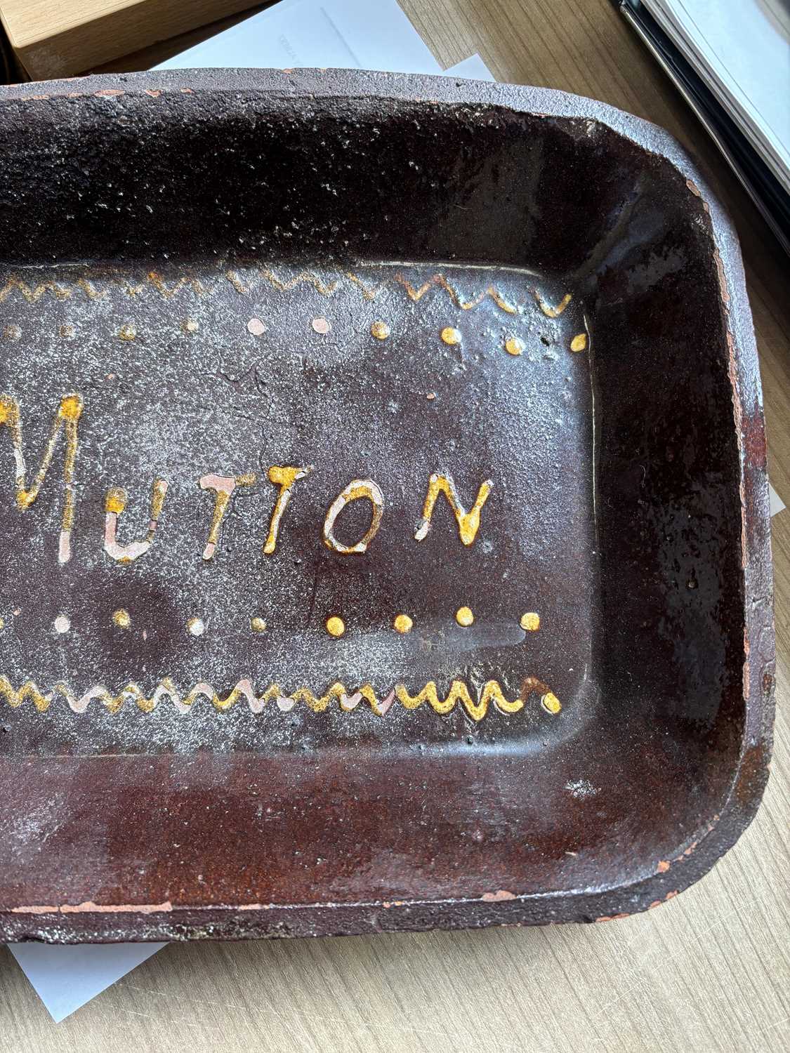 A 19TH CENTURY SLIPWARE 'MUTTON' DISH - Image 4 of 5