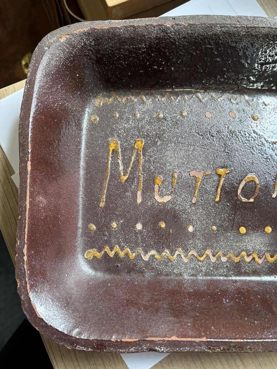 A 19TH CENTURY SLIPWARE 'MUTTON' DISH - Image 5 of 5