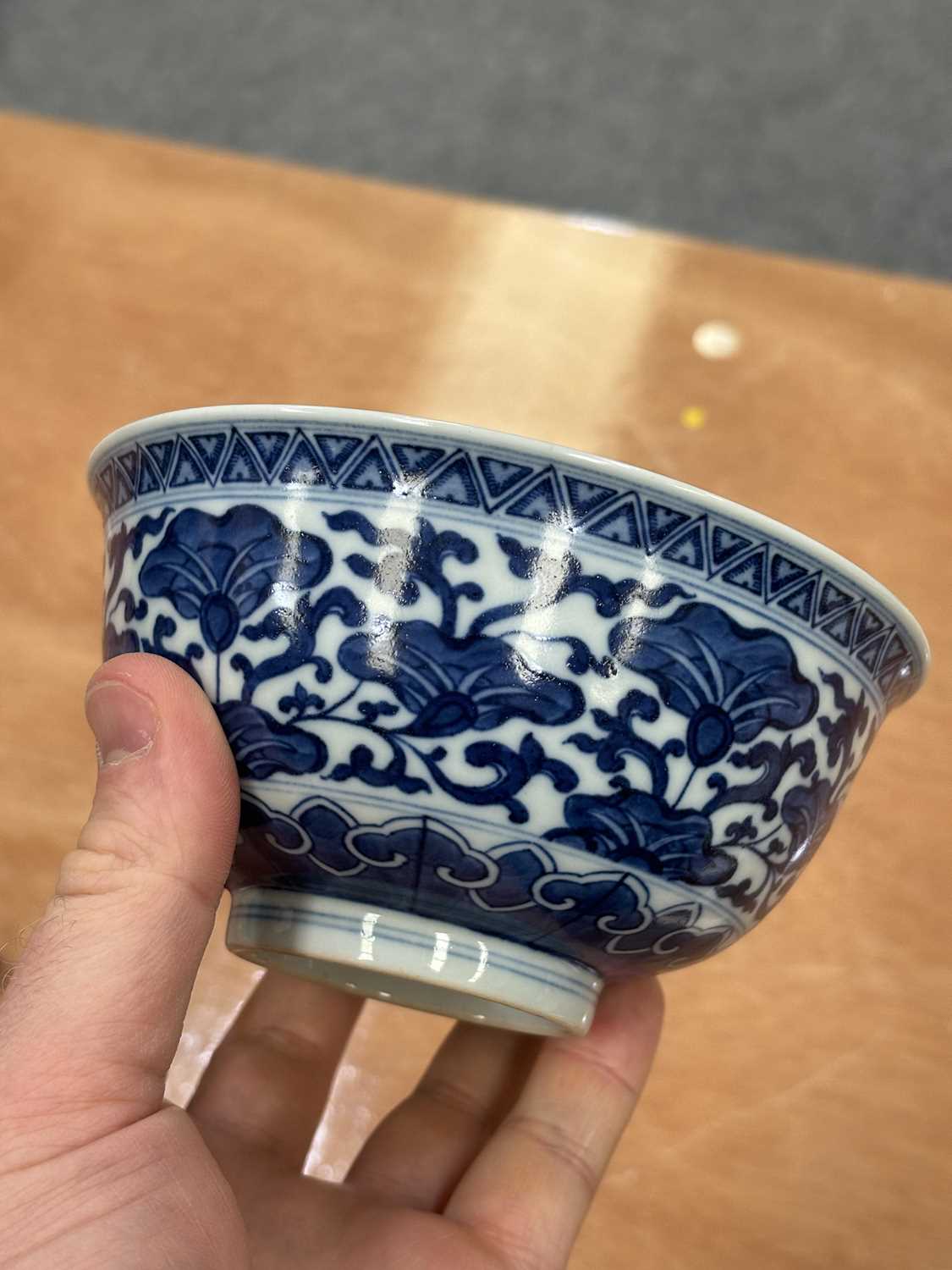 A CHINESE BLUE AND WHITE BOWL - Image 6 of 7