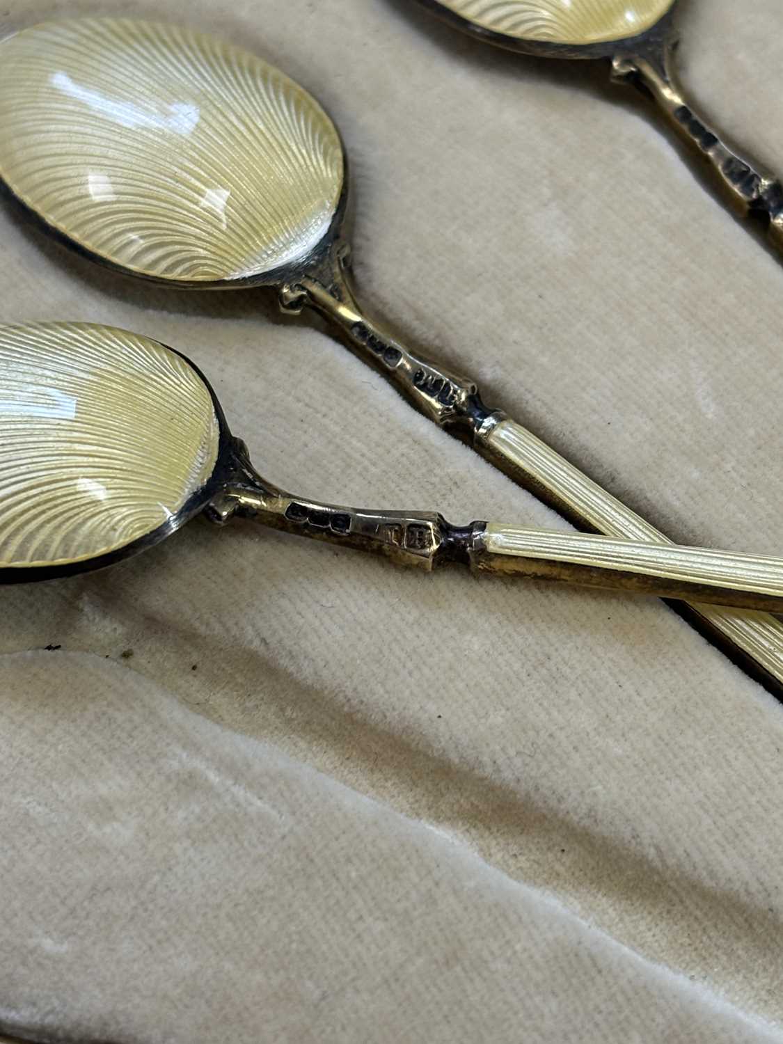 A SET OF SIX GEORGE V SILVER-GILT ENAMEL SPOONS - Image 6 of 8