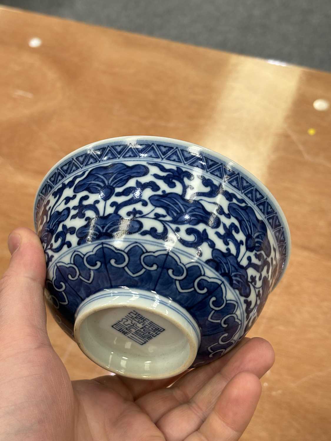 A CHINESE BLUE AND WHITE BOWL - Image 7 of 7