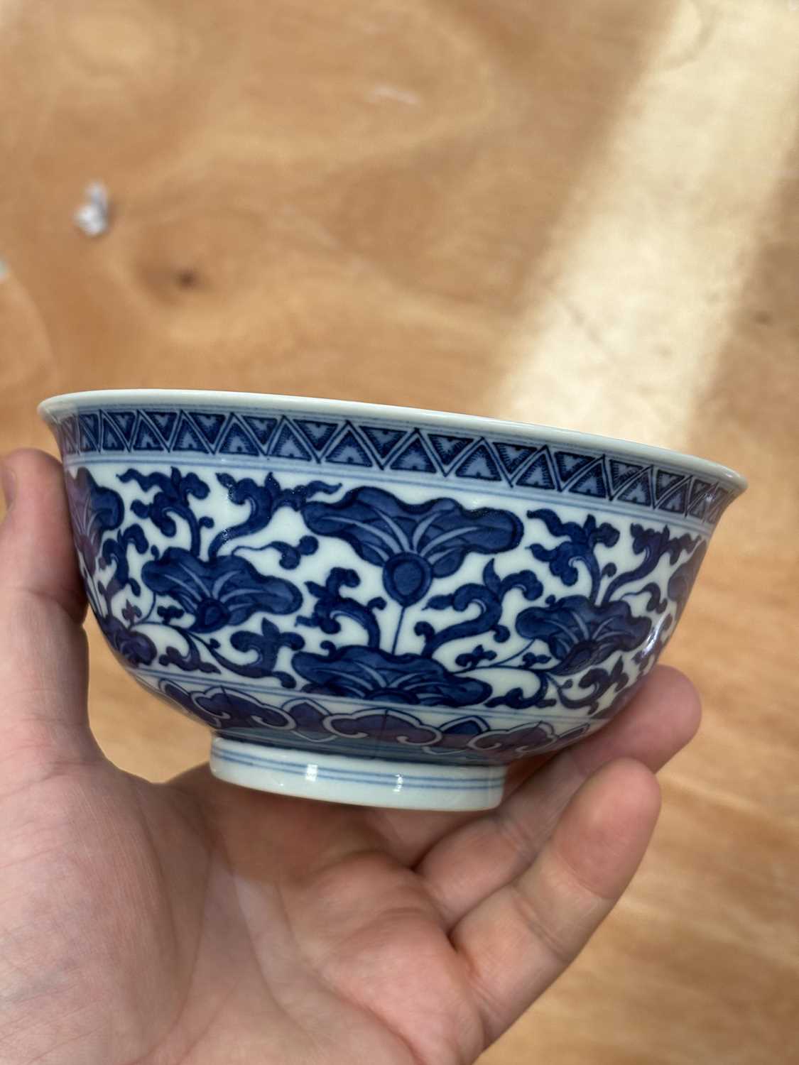 A CHINESE BLUE AND WHITE BOWL - Image 2 of 7