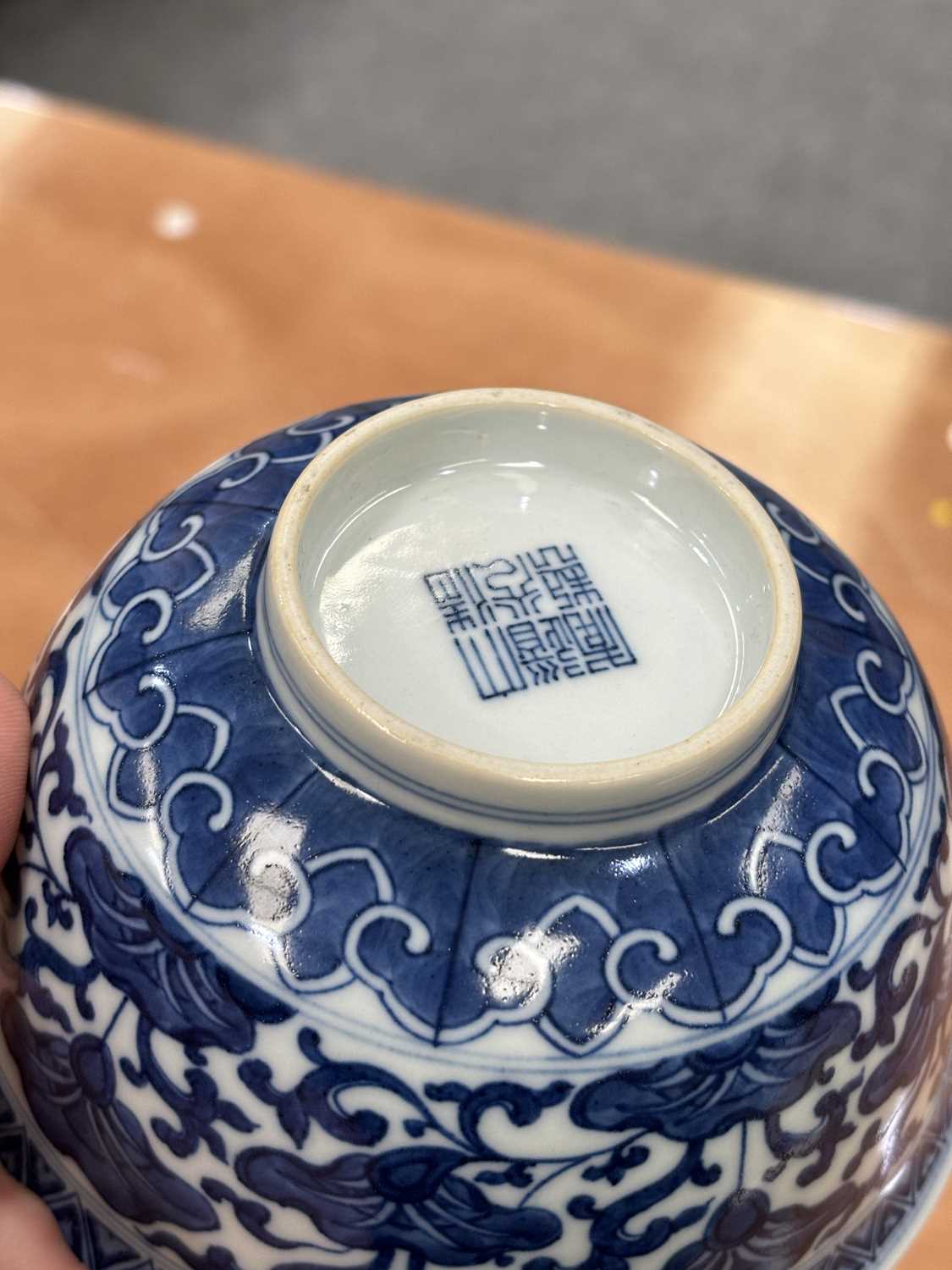 A CHINESE BLUE AND WHITE BOWL - Image 4 of 7