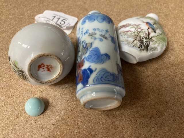 A GROUP OF THREE CHINESE PORCELAIN SNUFF BOTTLES - Image 3 of 4