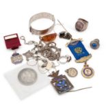 A MIXED GROUP OF SILVER JEWELLERY, COINS, MEDALLIONS AND MASONIC JEWELS