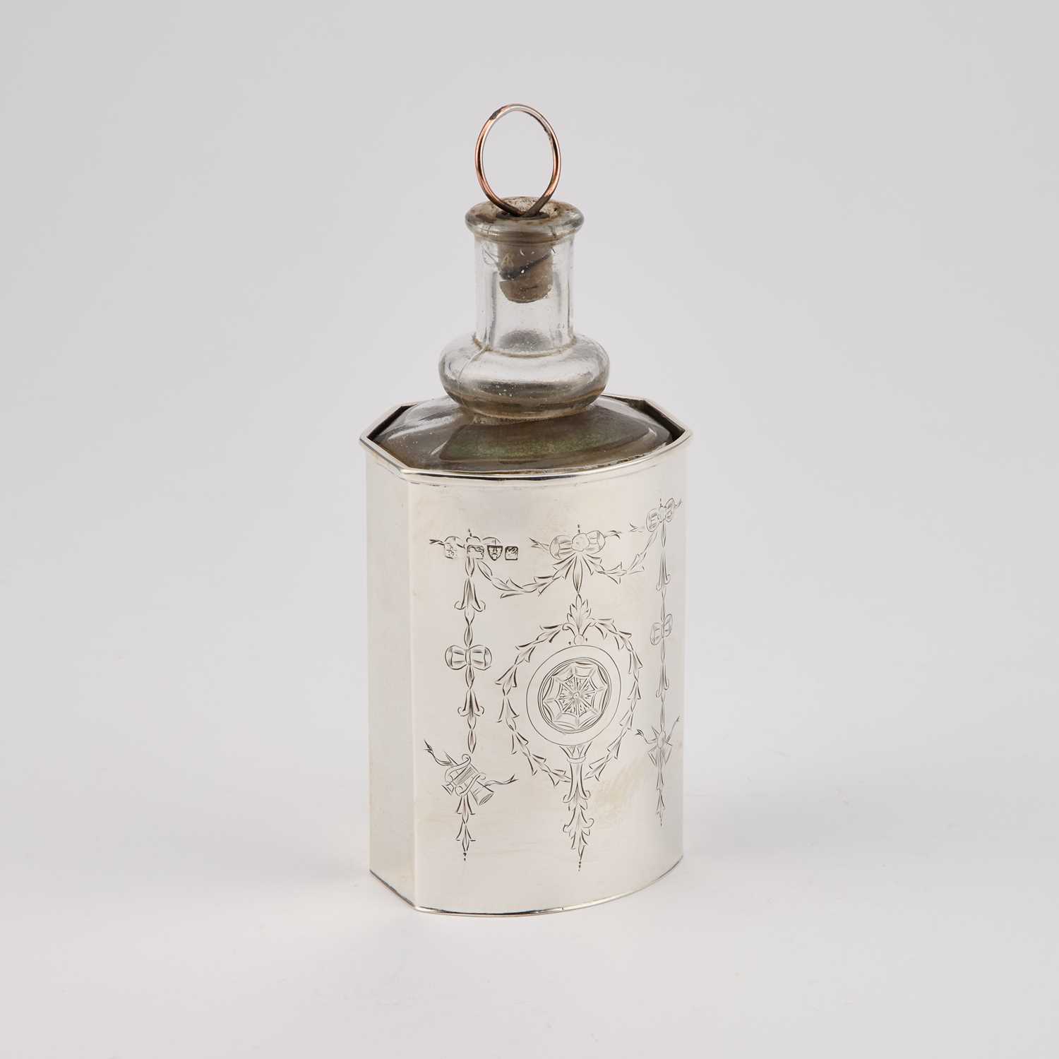 AN EDWARDIAN SILVER AND GLASS SCENT BOTTLE - Image 2 of 2