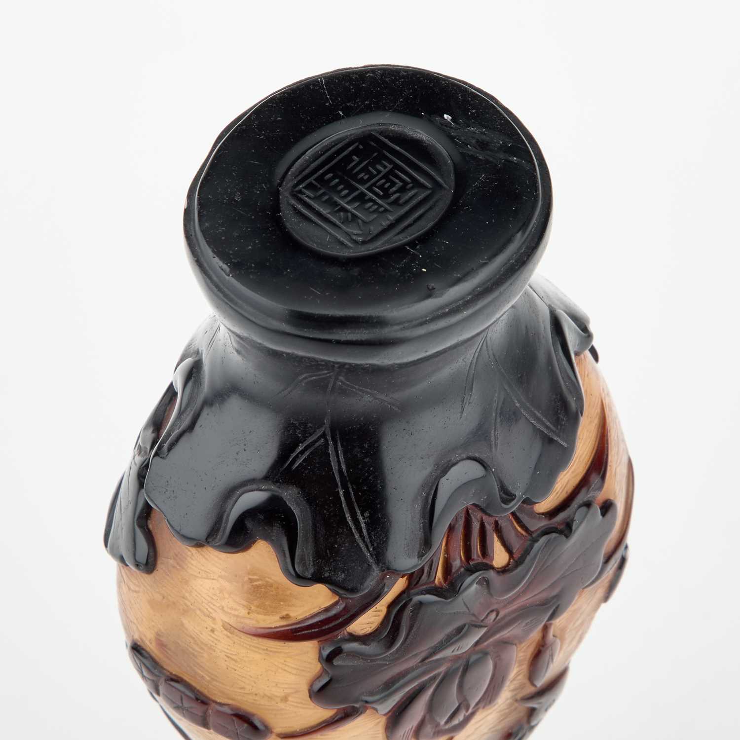 A PEKING GLASS VASE - Image 3 of 3