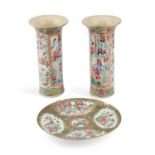 A PAIR OF 19TH CENTURY CHINESE FAMILLE ROSE SLEEVE VASES AND A CIRCULAR PLATE