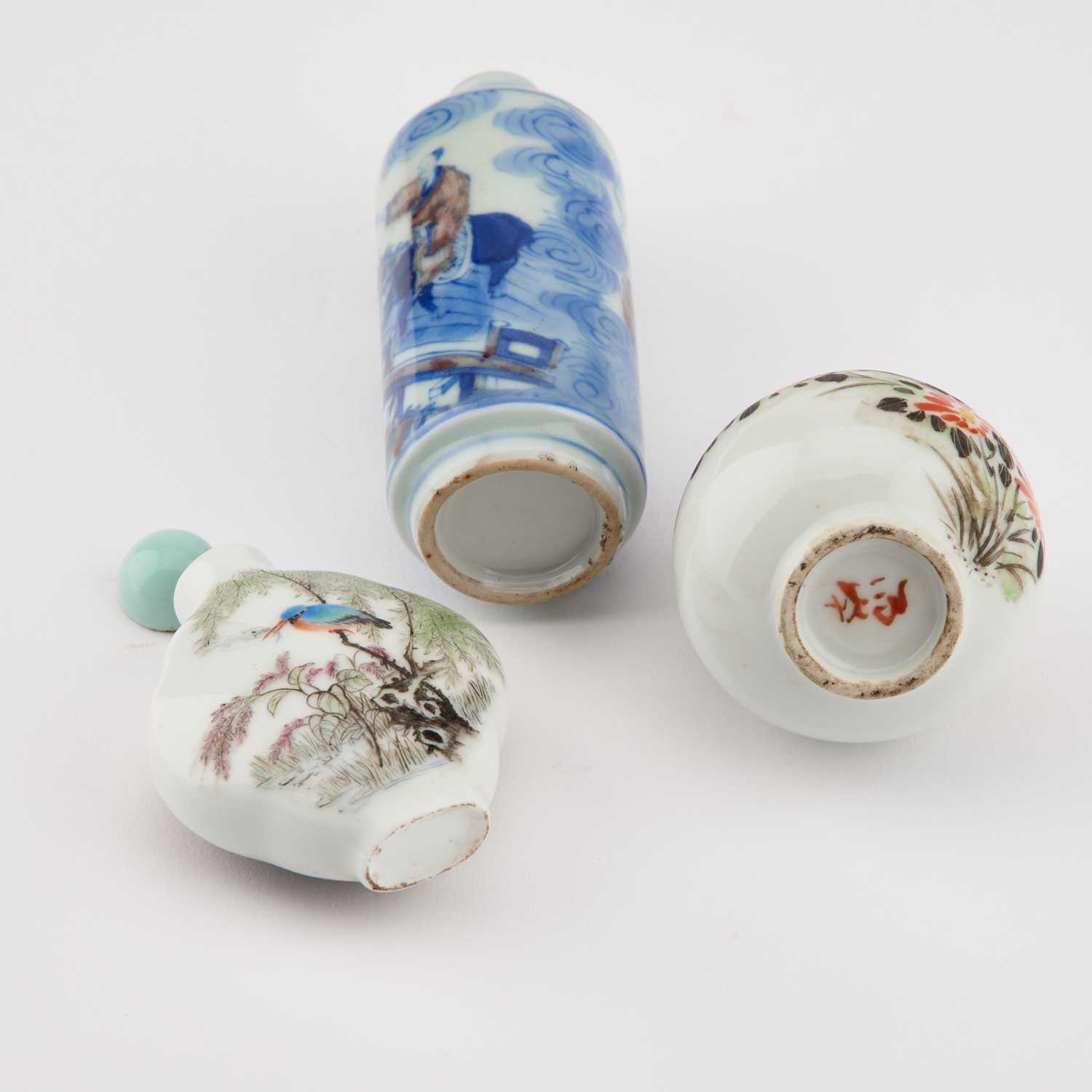 A GROUP OF THREE CHINESE PORCELAIN SNUFF BOTTLES - Image 2 of 4