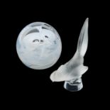 A LALIQUE FROSTED GLASS FIGURE OF A BIRD