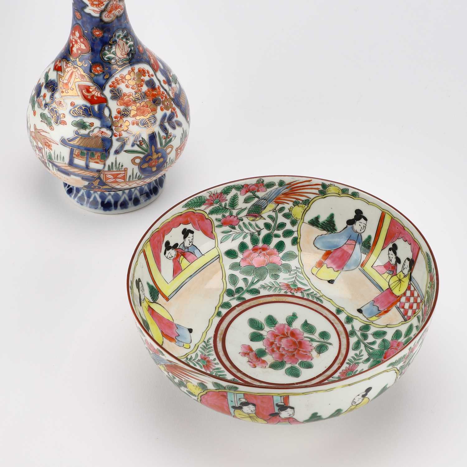 A FAMILLE ROSE BOWL TOGETHER WITH AN IMARI VASE - Image 2 of 4