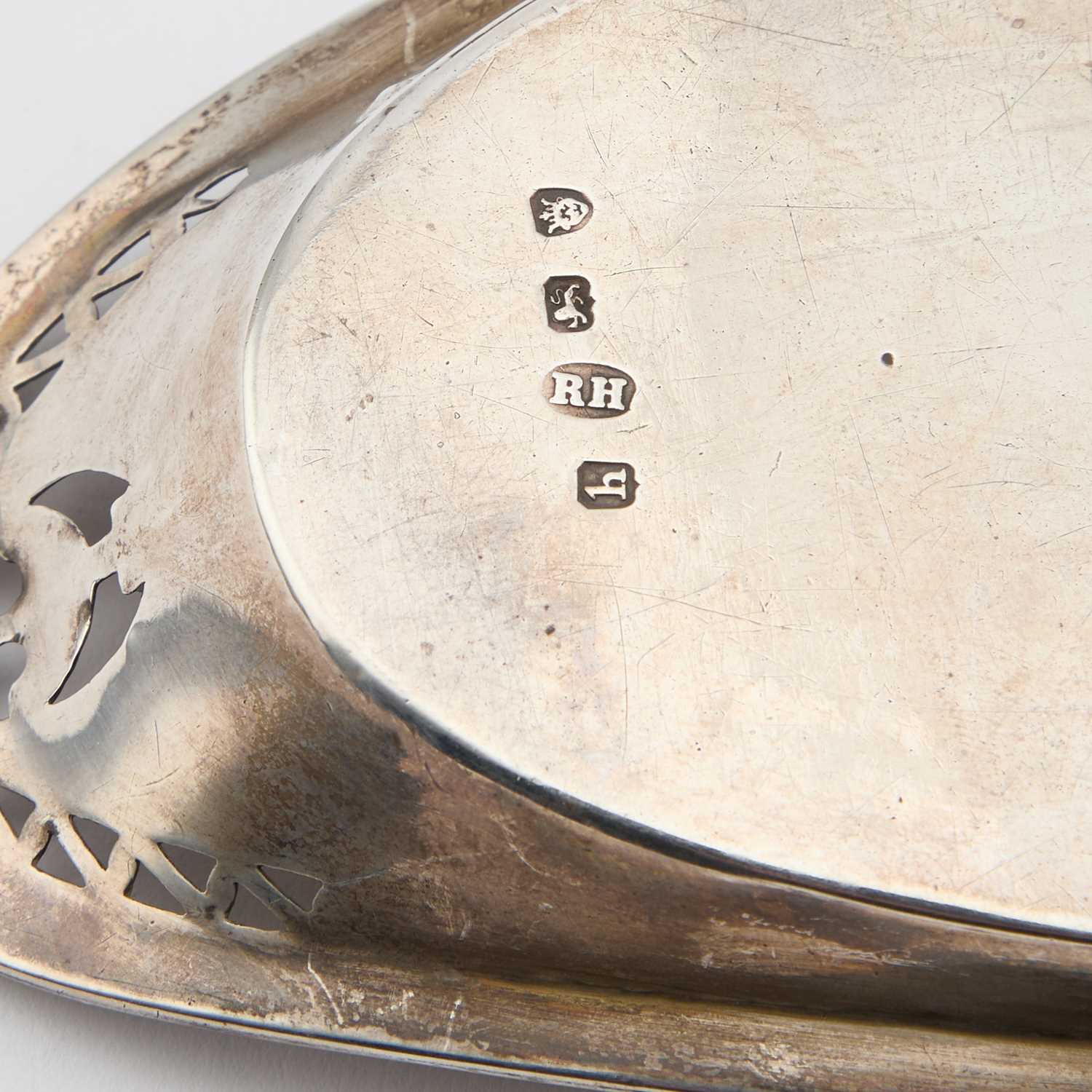 A GEORGE III SILVER SNUFFERS TRAY - Image 3 of 3