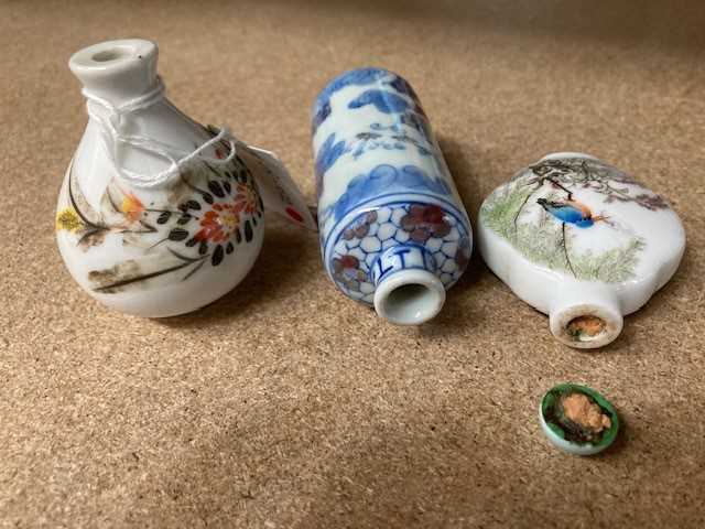 A GROUP OF THREE CHINESE PORCELAIN SNUFF BOTTLES - Image 4 of 4