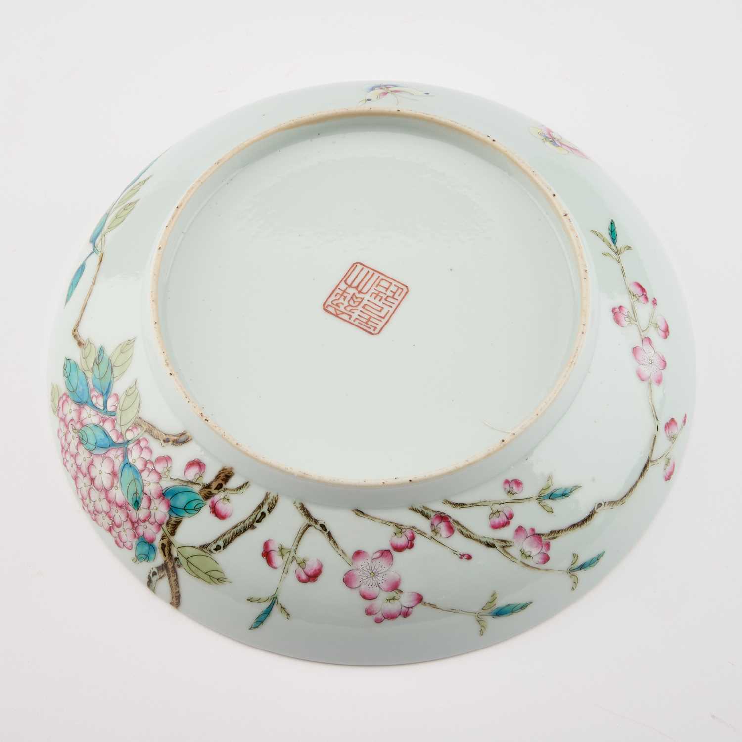 A CHINESE FAMILLE ROSE DISH - Bild 3 aus 3