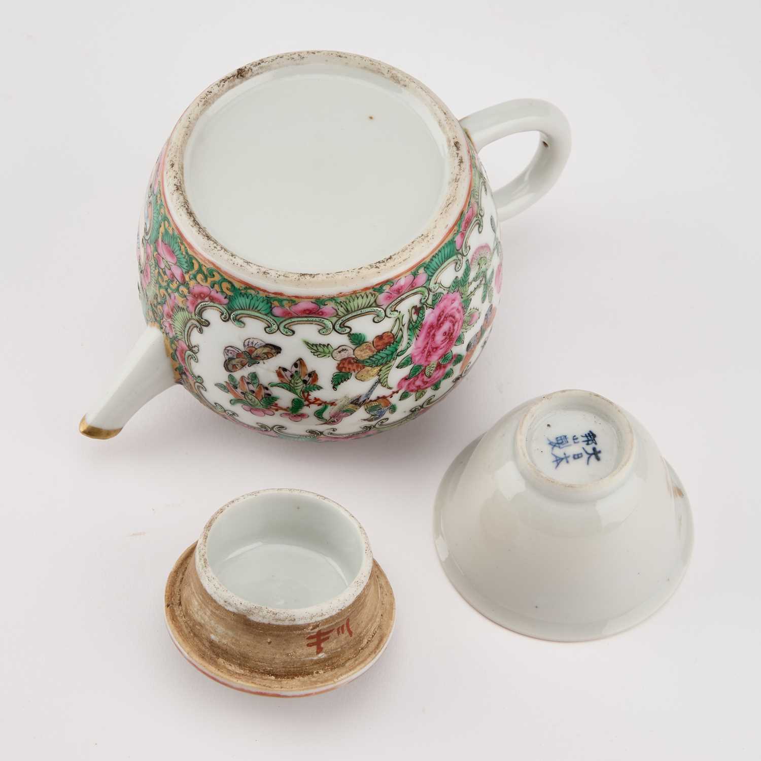 A CHINESE FAMILLE ROSE TEAPOT AND A CHINESE GILT-DECORATED CUP - Image 2 of 2