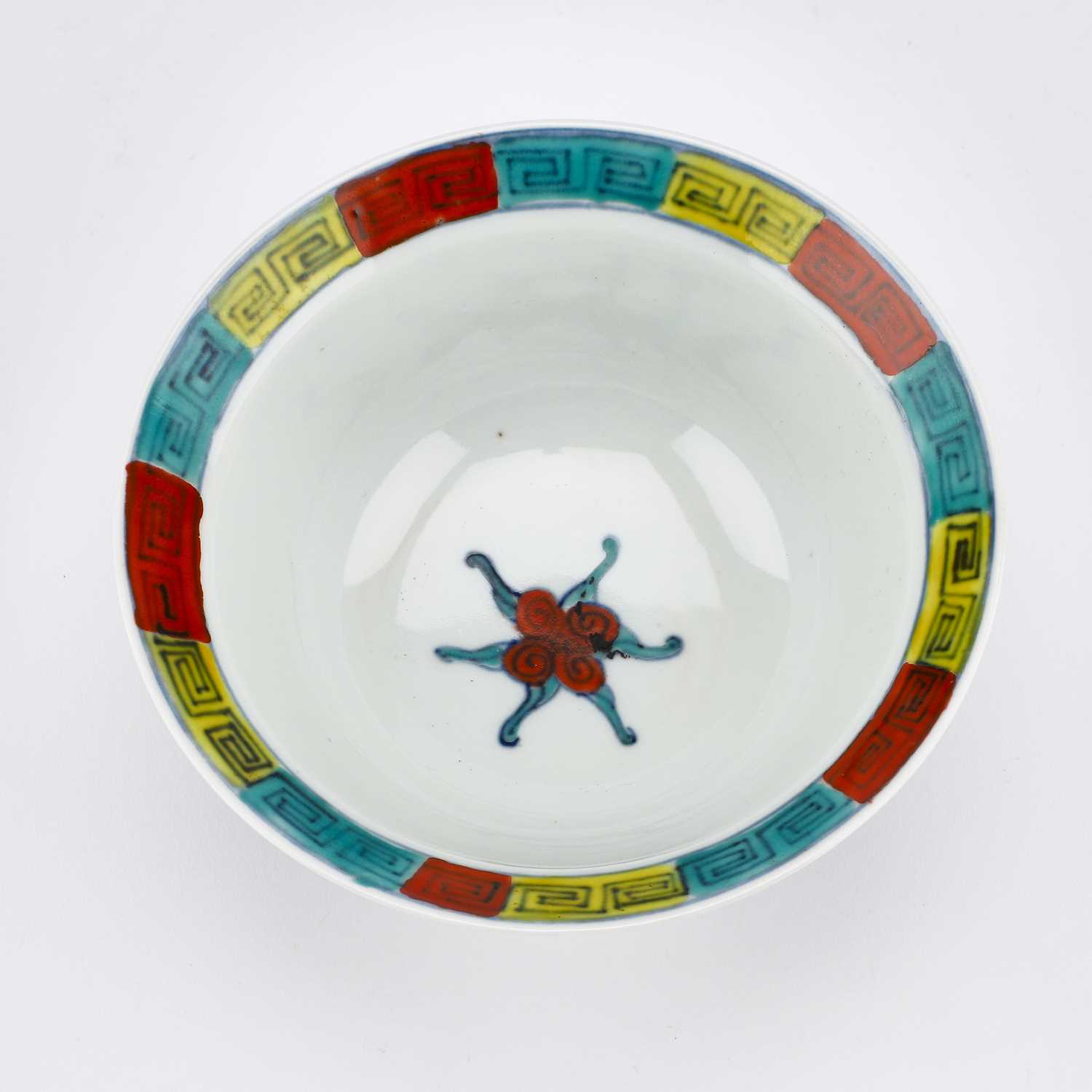 A CHINESE WUCAI 'LOTUS' BOWL - Image 2 of 3