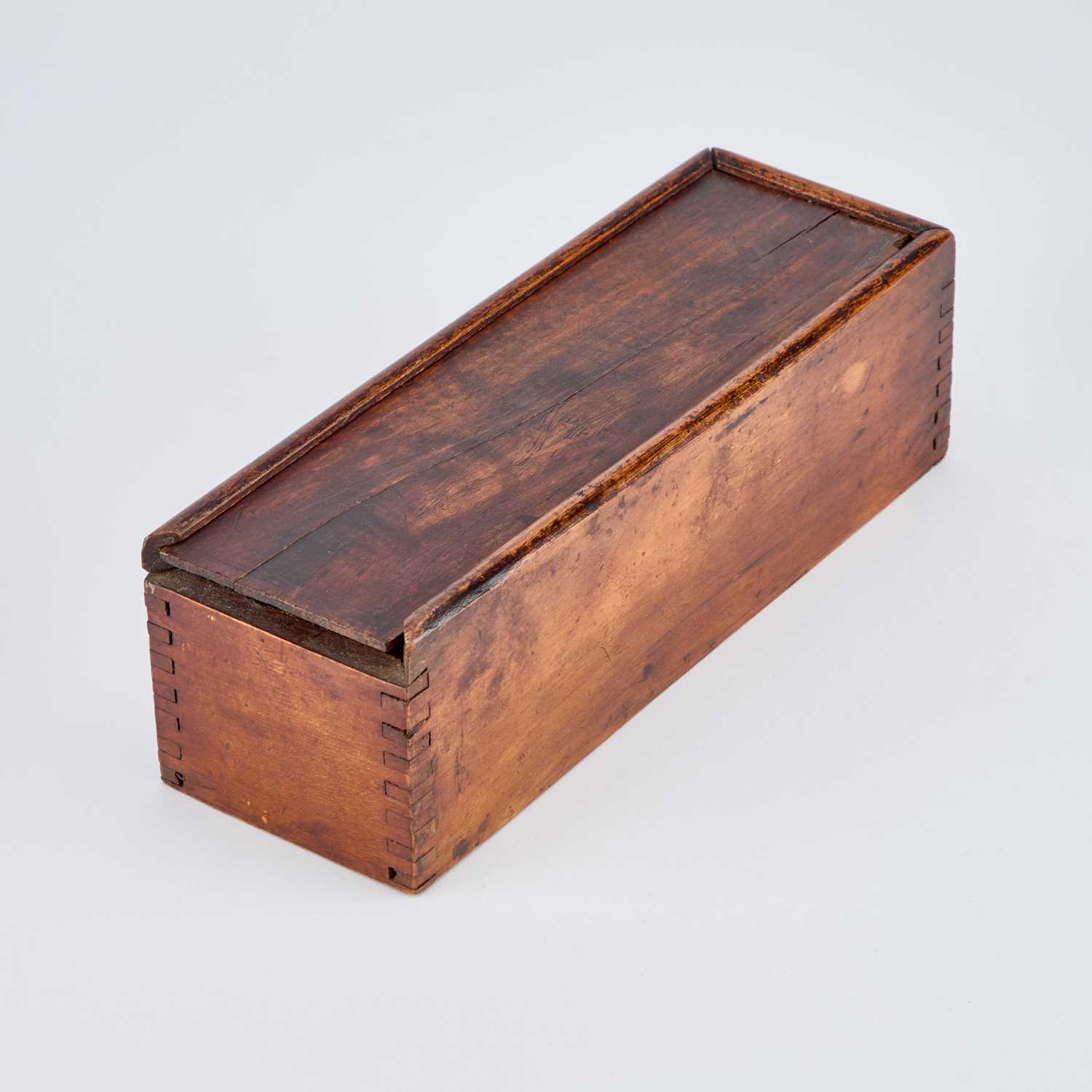 A BOXED SET OF LATE 19TH CENTURY EBONY AND BONE DOMINOES - Bild 2 aus 2