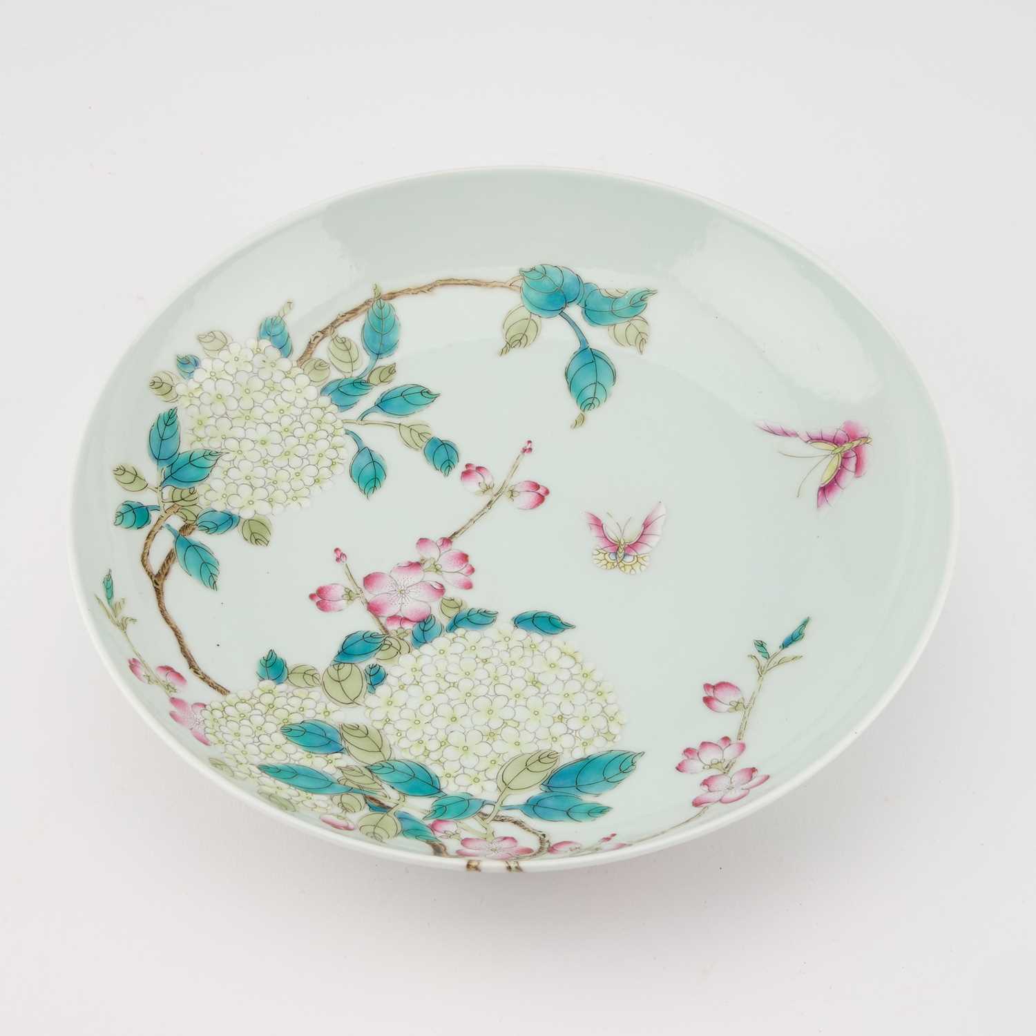 A CHINESE FAMILLE ROSE DISH - Bild 2 aus 3