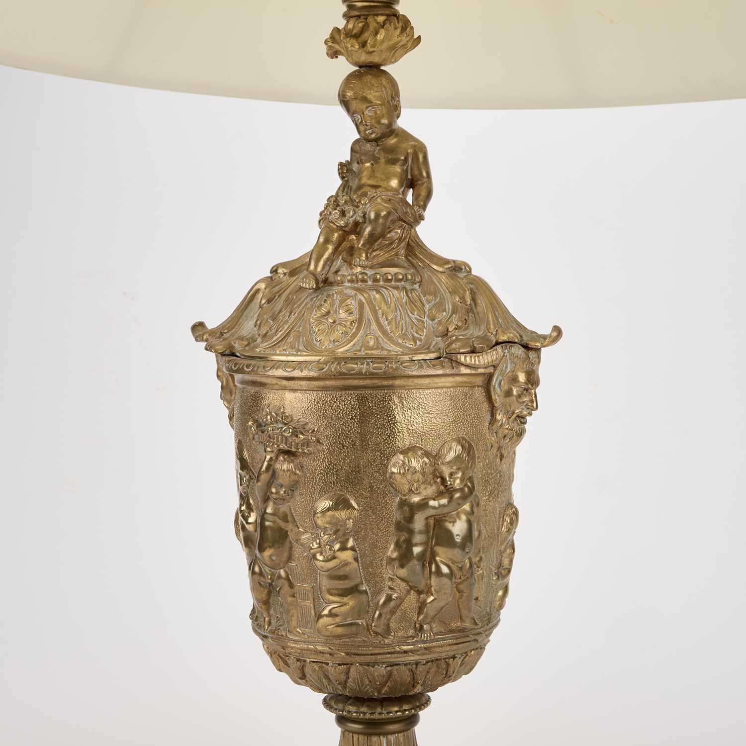A LATE 19TH CENTURY BRONZE TABLE LAMP - Bild 2 aus 2