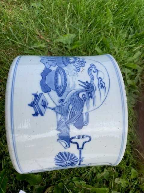 A CHINESE BLUE AND WHITE BRUSHPOT, BITONG - Image 4 of 6