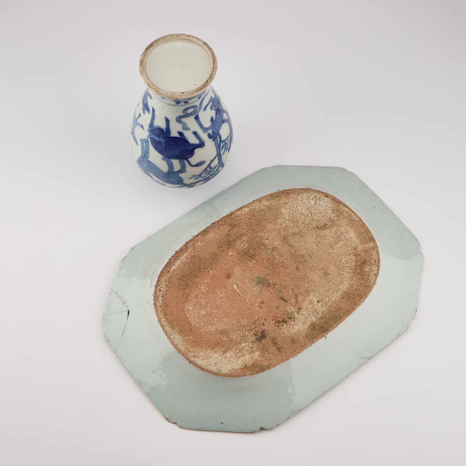 A 19TH CENTURY CHINESE BLUE AND WHITE VASE AND A CHINESE 18TH CENTURY BLUE AND WHITE DISH - Image 2 of 2