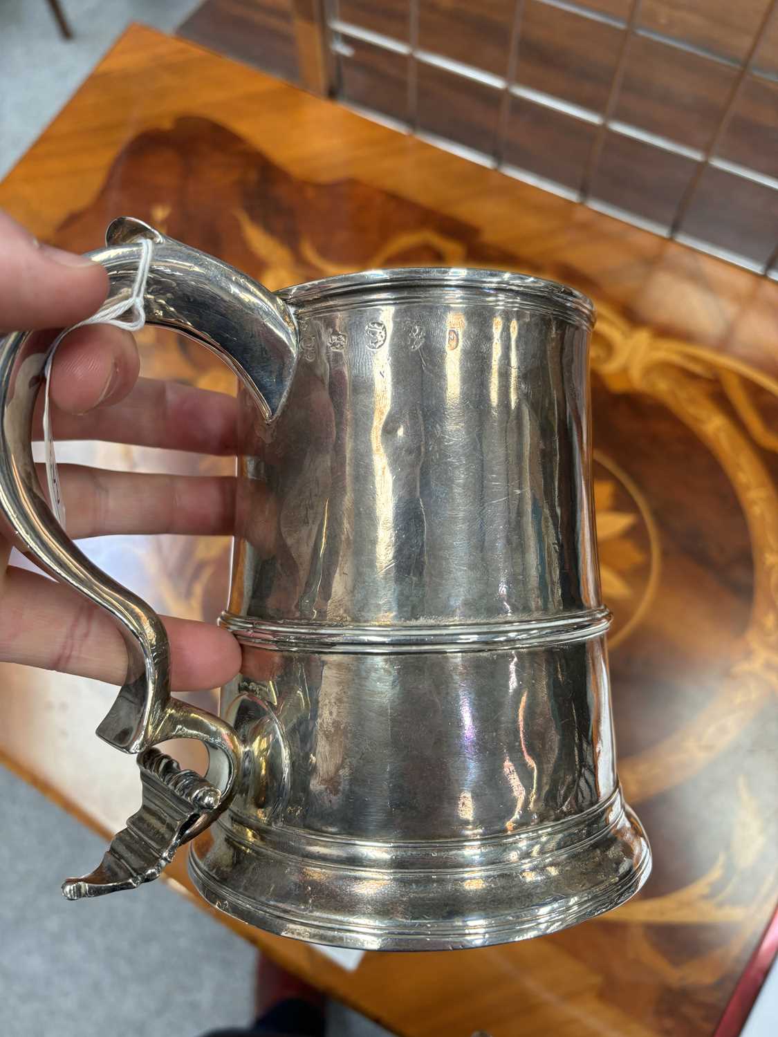 A LARGE GEORGE III SILVER MUG - Image 4 of 8