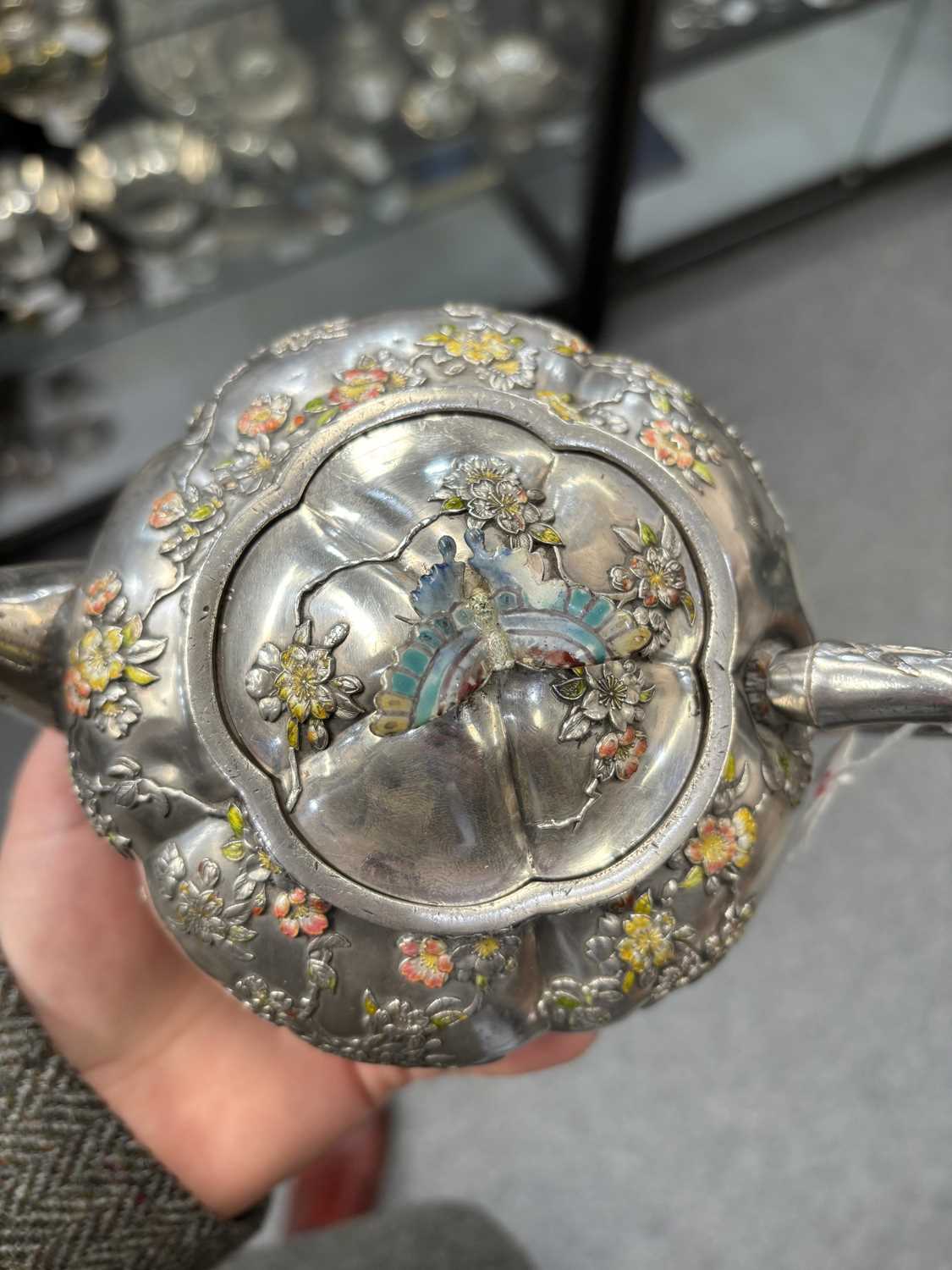 A JAPANESE SILVER AND ENAMEL TEAPOT - Bild 6 aus 13