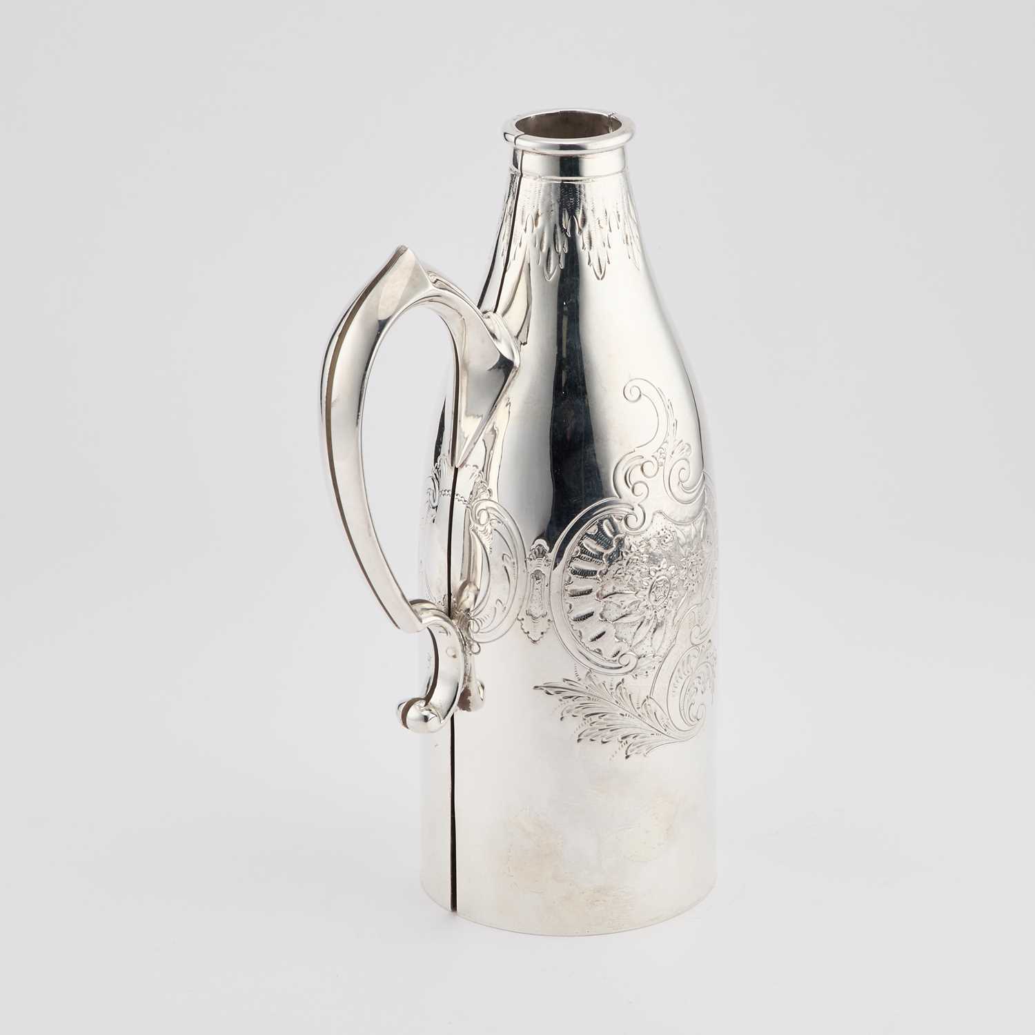 A LATE 19TH CENTURY SILVER-PLATED BOTTLE HOLDER - Bild 2 aus 2