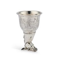 AN EARLY 20TH CENTURY GERMAN SILVER STIRRUP CUP
