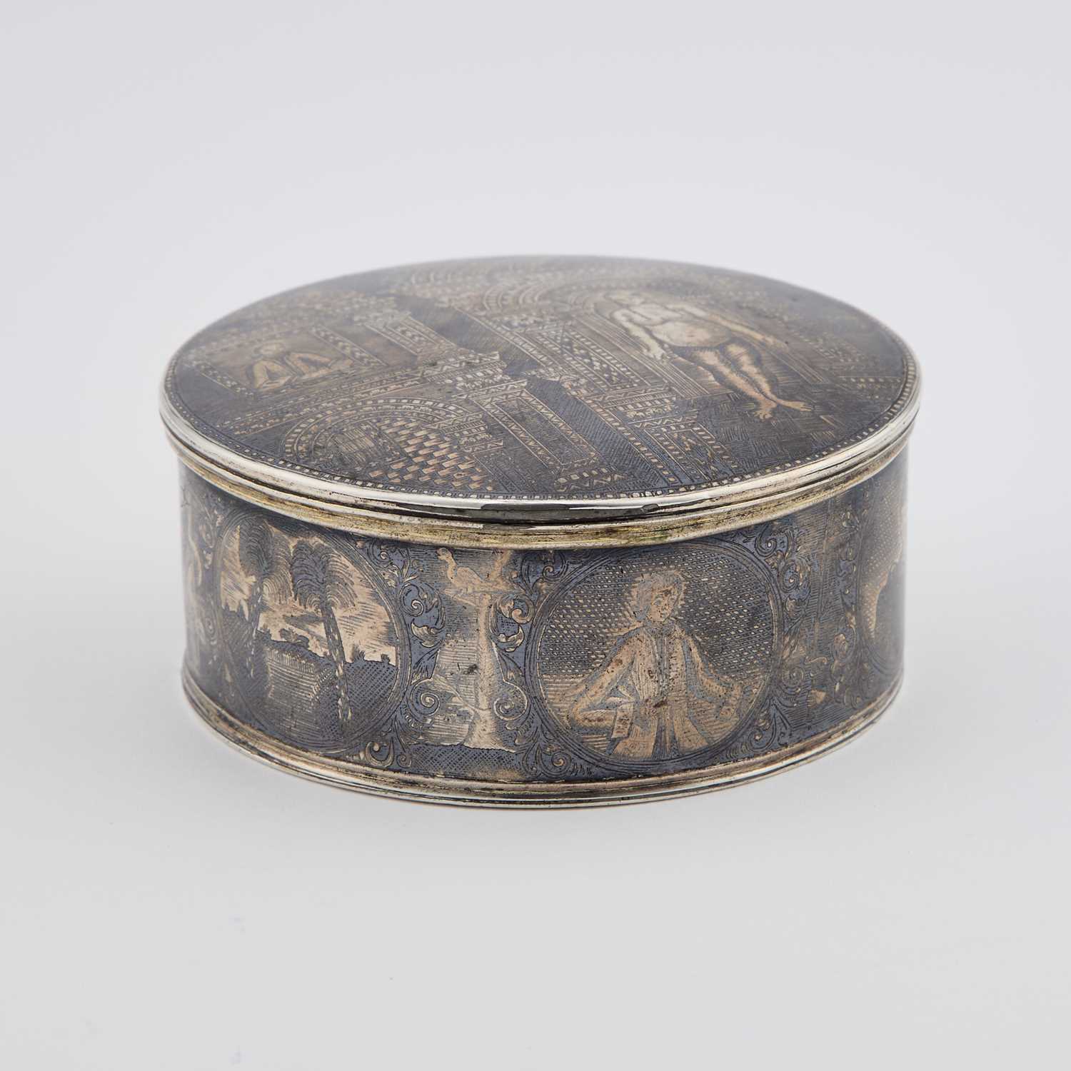 A RUSSIAN SILVER AND NIELLO SNUFF BOX - Image 3 of 5