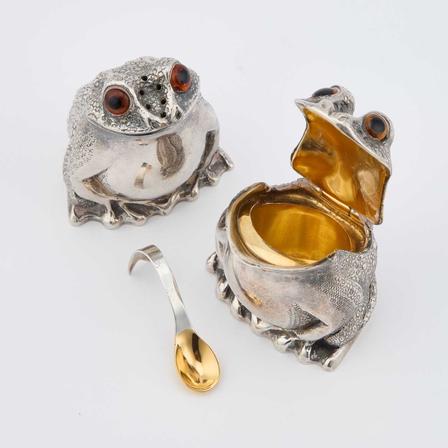 A PAIR OF ELIZABETH II SILVER NOVELTY PEPPER AND MUSTARD POTS - Image 2 of 4