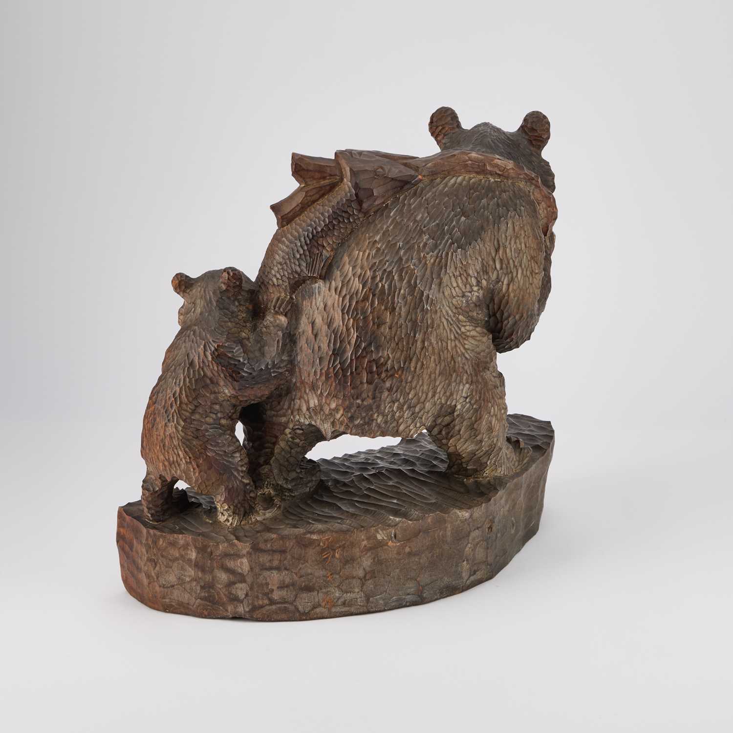 A LARGE JAPANESE AINU CARVED WOOD BEAR GROUP, MID-20TH CENTURY - Image 2 of 2