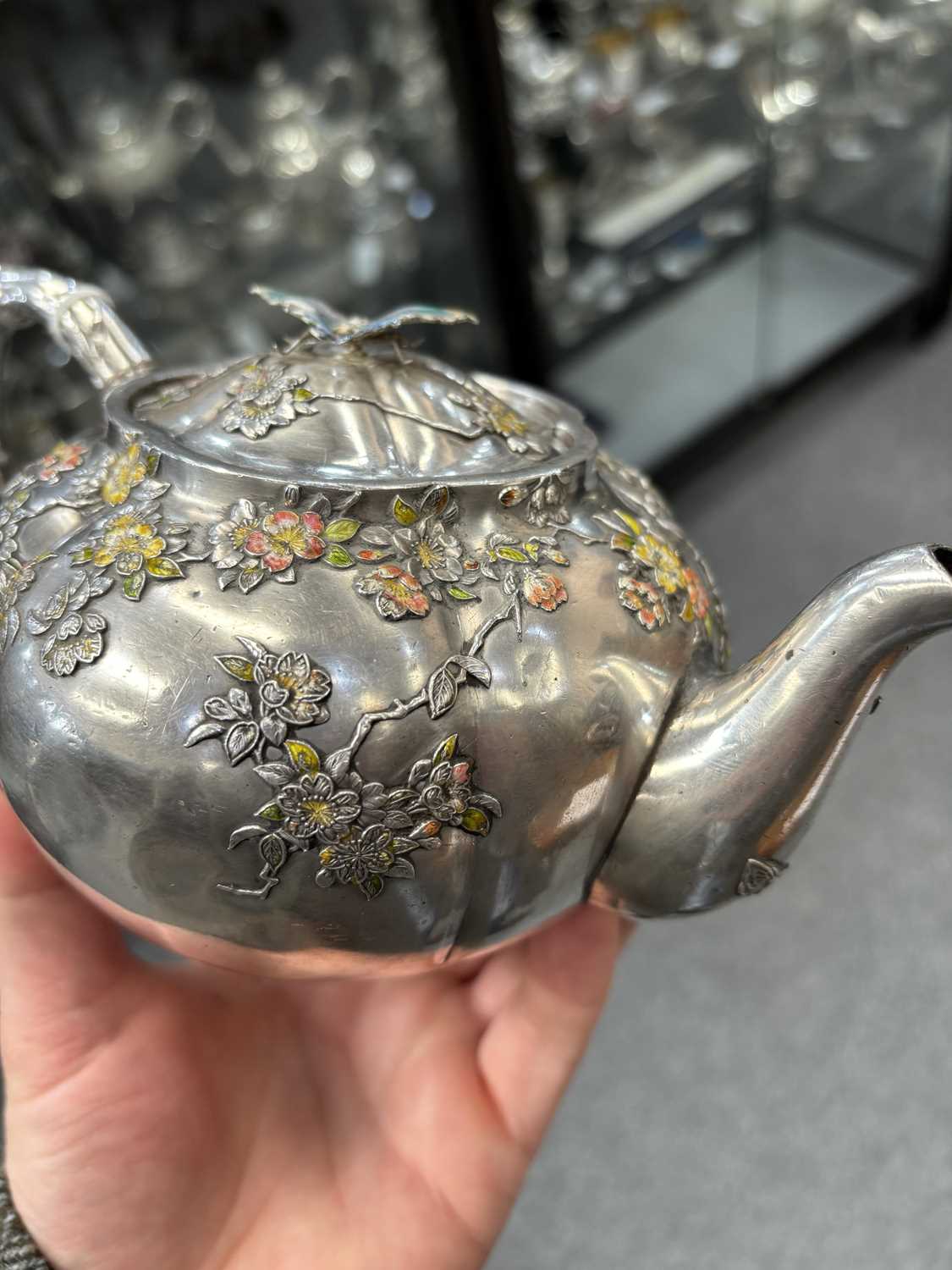 A JAPANESE SILVER AND ENAMEL TEAPOT - Bild 10 aus 13