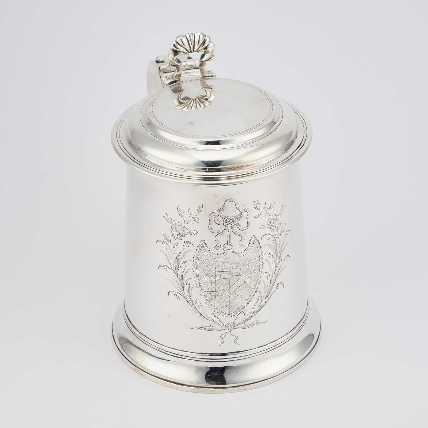 A GEORGE III SILVER LIDDED TANKARD - Image 2 of 3