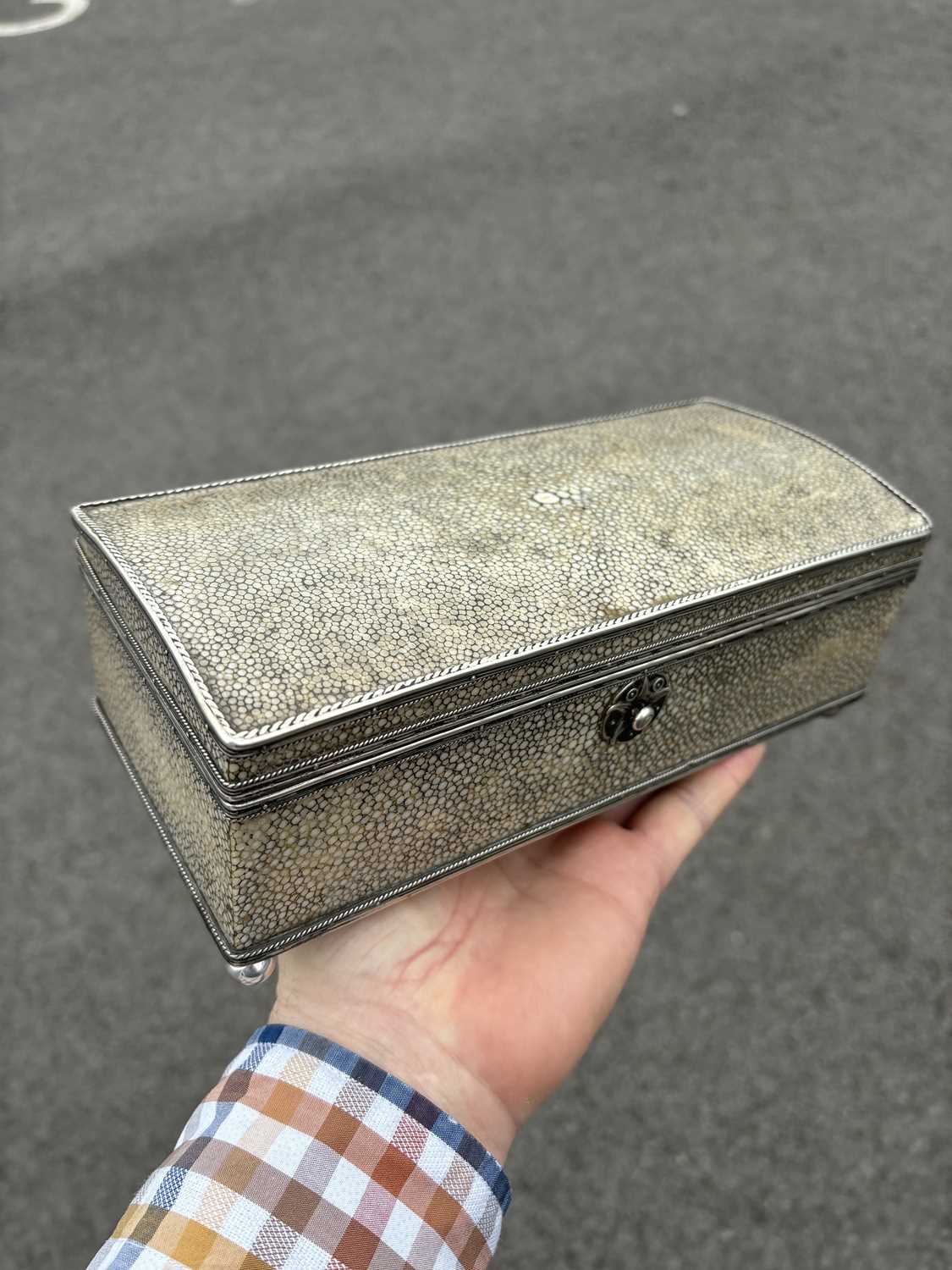 AN ARTS AND CRAFTS SILVER-MOUNTED SHAGREEN CIGARETTE BOX, CIRCA 1920 - Image 6 of 10