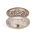 AN EDWARDIAN SILVER DISH RING