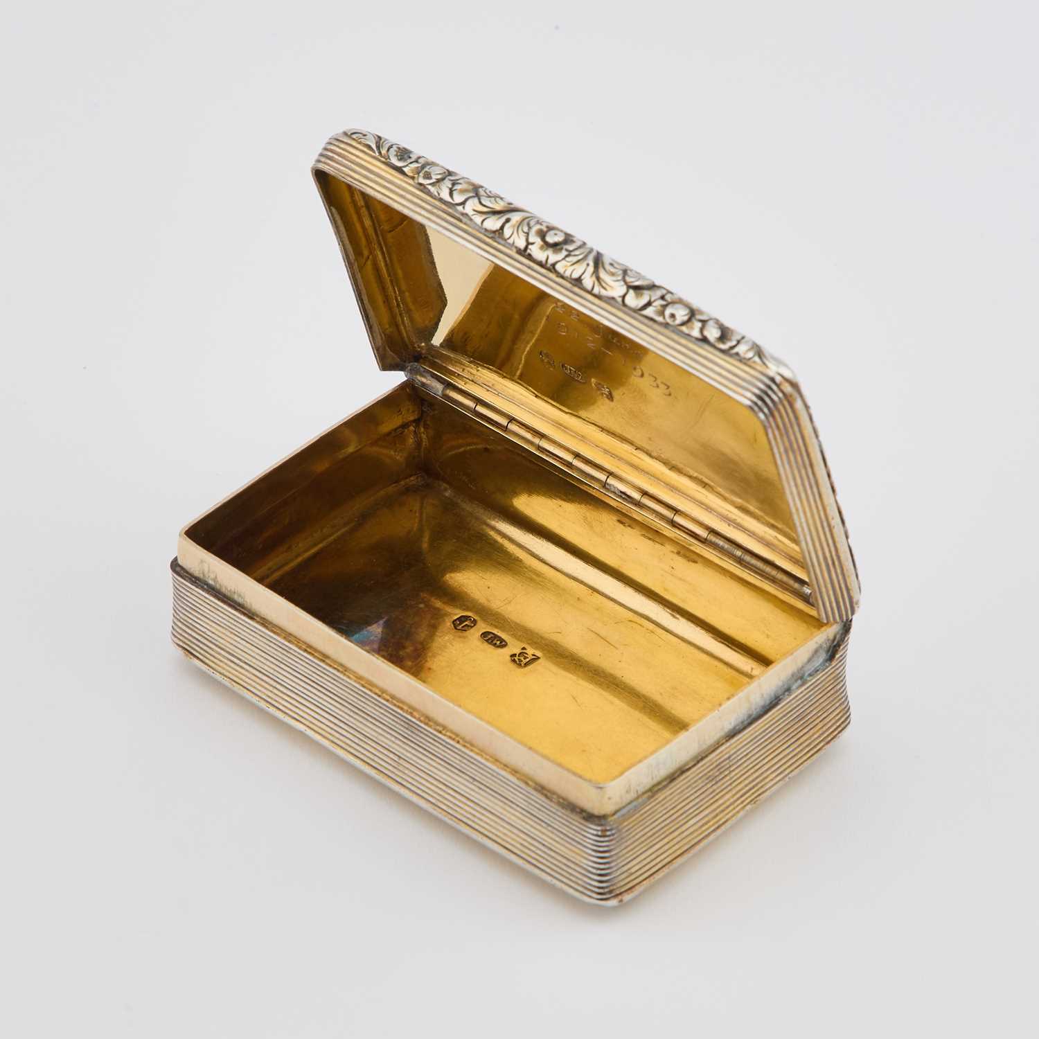 A GEORGE IV SILVER-GILT SNUFF BOX - Image 2 of 2