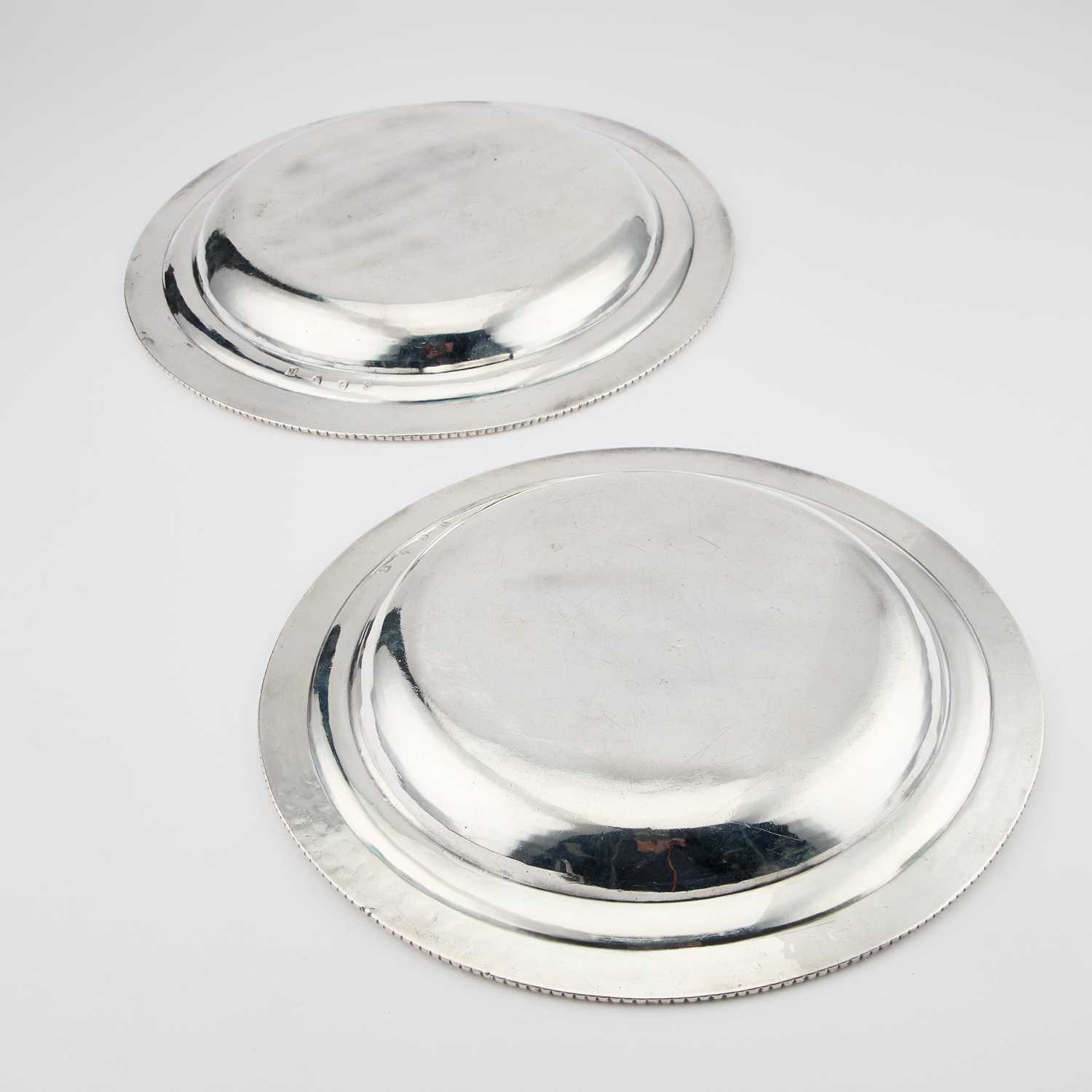 PAUL DE LAMERIE: A PAIR OF GEORGE I SILVER SECOND COURSE DISHES - Image 4 of 5