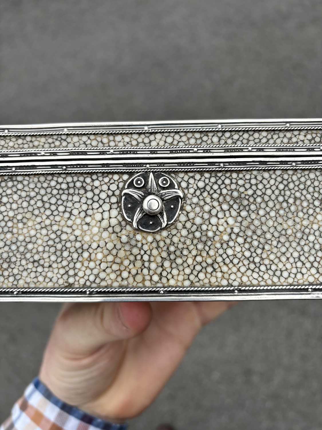 AN ARTS AND CRAFTS SILVER-MOUNTED SHAGREEN CIGARETTE BOX, CIRCA 1920 - Image 9 of 10