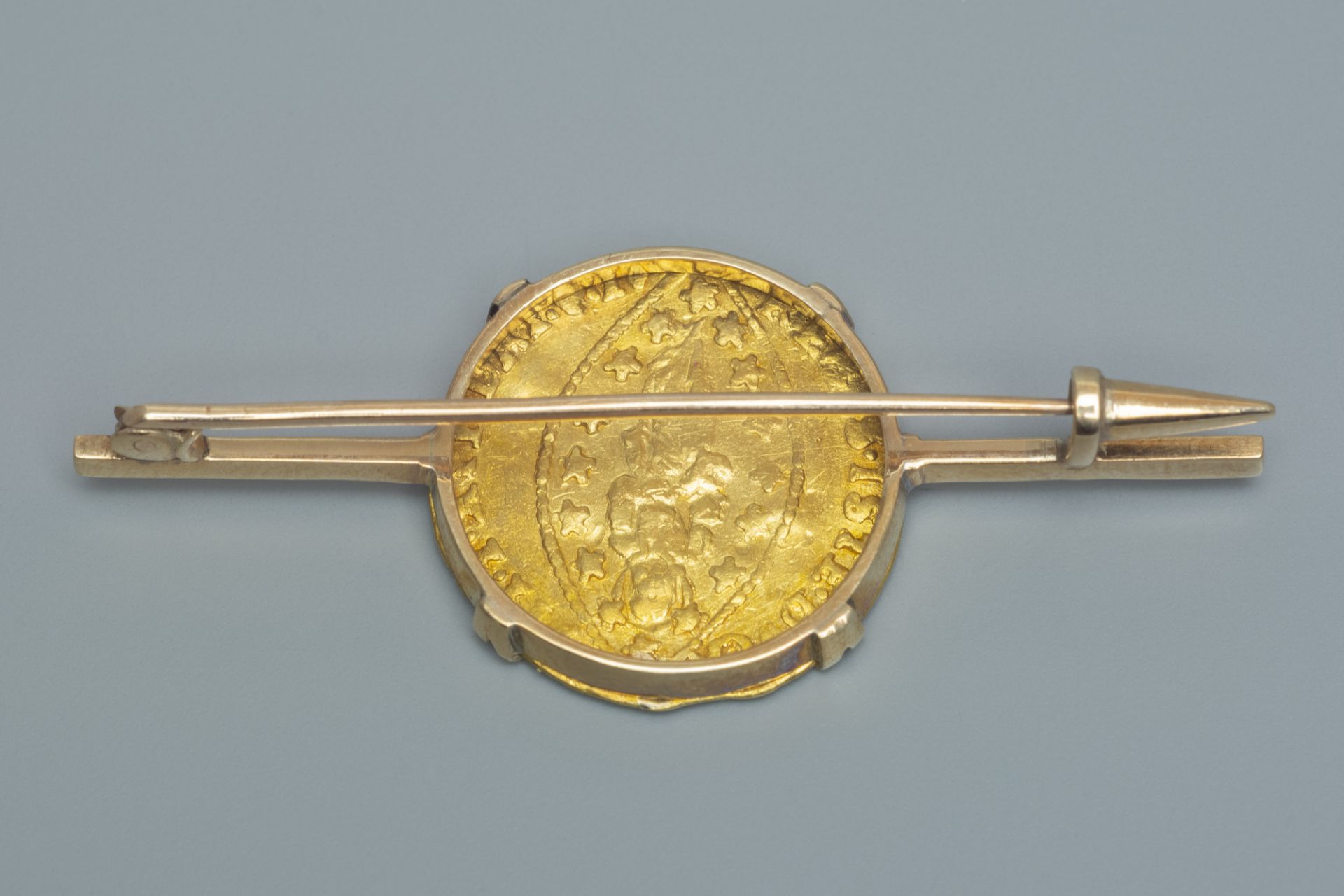 Gold Brooch with ancient coin - Image 2 of 2