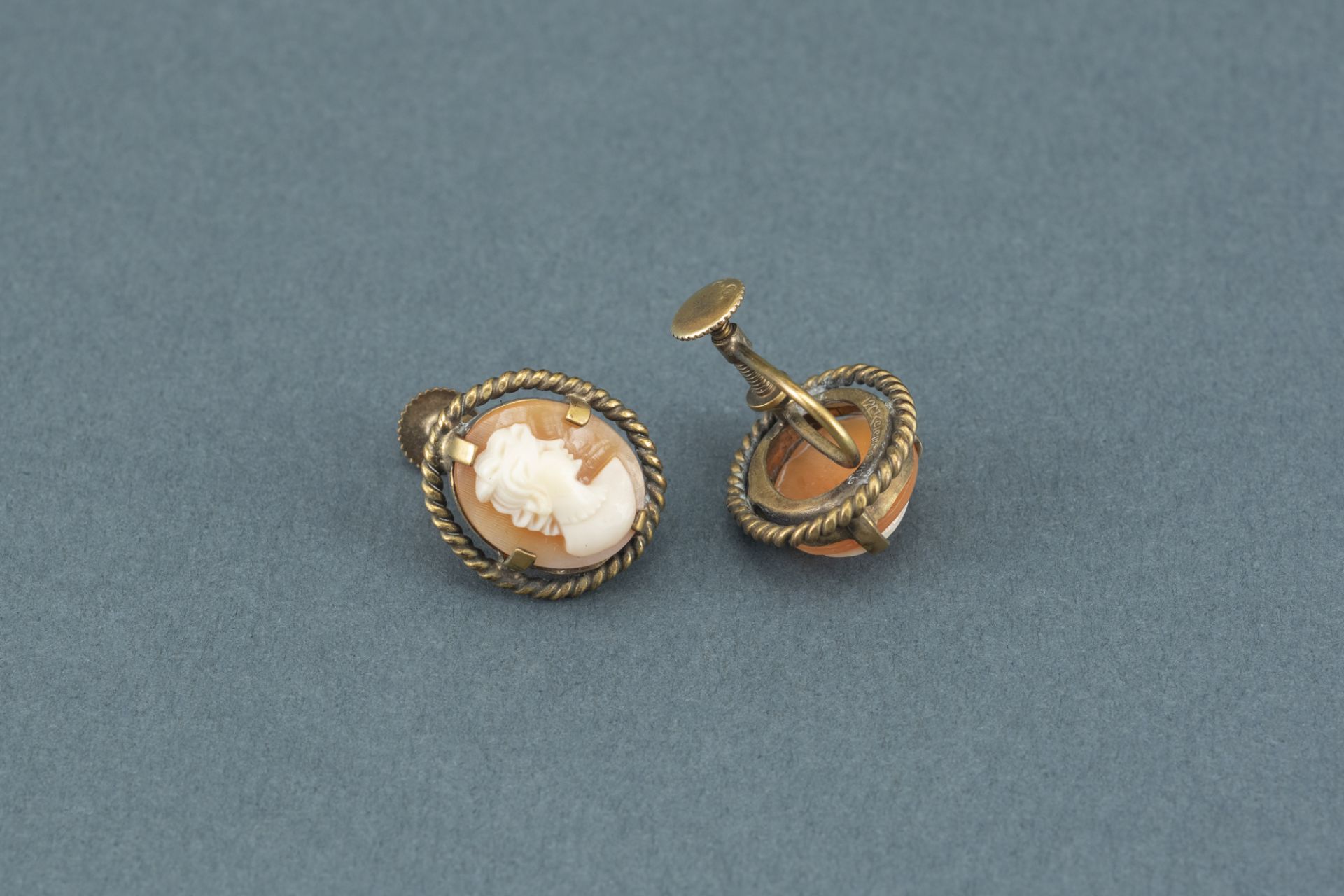 Shell cameo gold earrings - Image 3 of 4