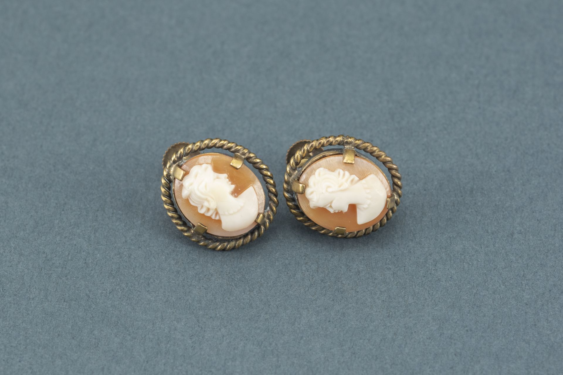 Shell cameo gold earrings - Image 2 of 4