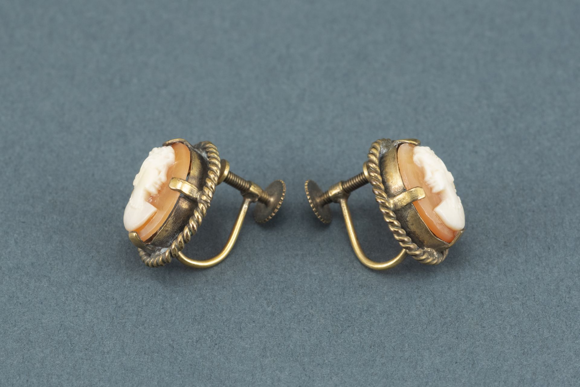 Shell cameo gold earrings - Image 4 of 4